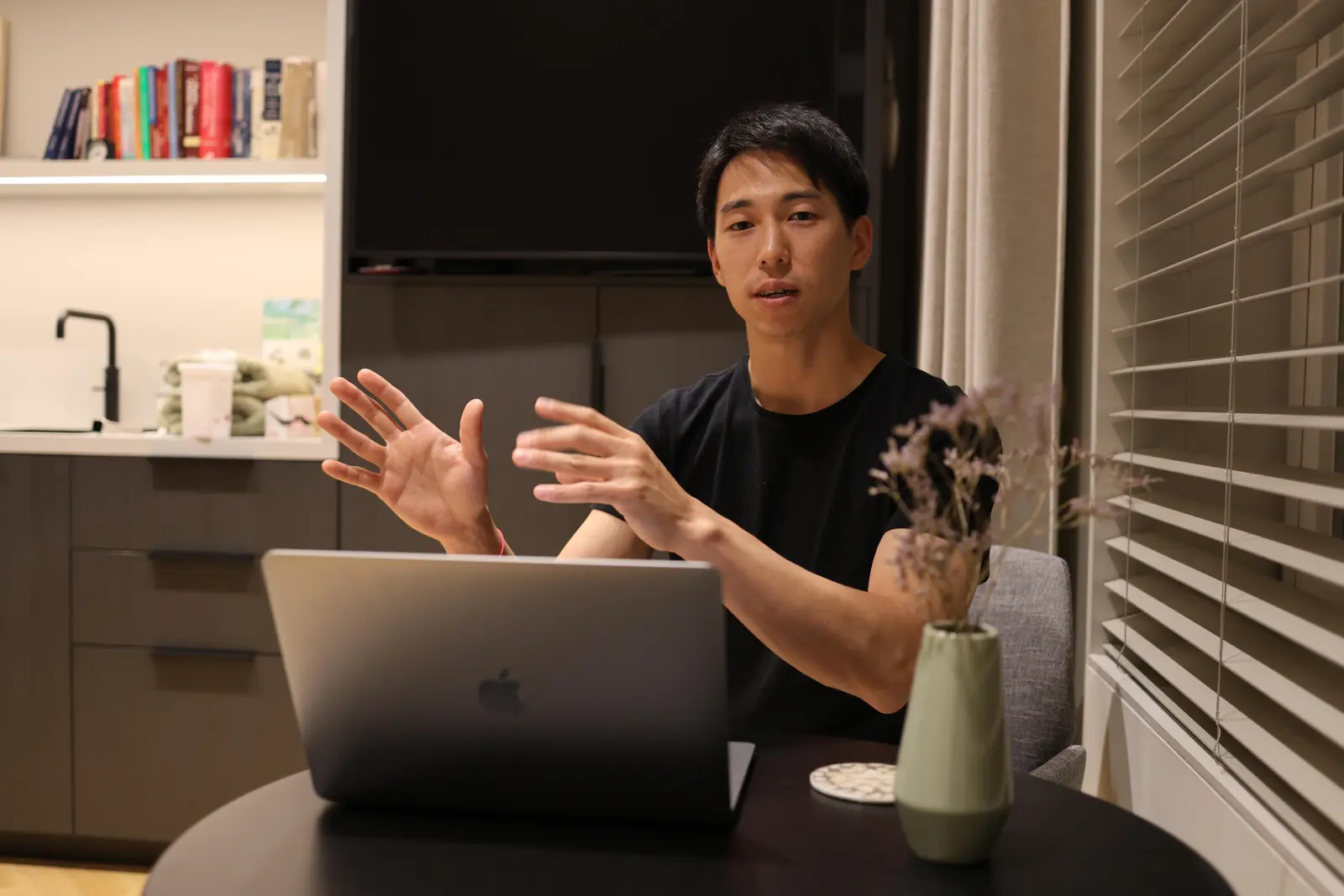 Hidekazu Kuwabara bietet Physiotherapie an.